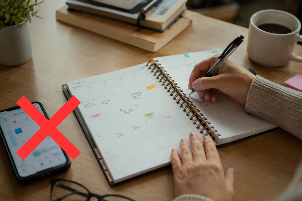 Quienes utilizan agendas o calendarios en formato físico no son anticuados, sino que experimentan menos ansiedad, mayor claridad mental y un mejor manejo de sus tareas diarias, según la psicología