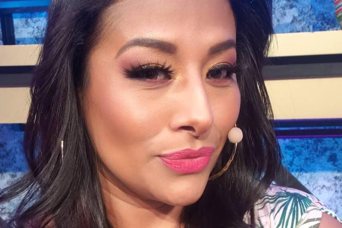 Toñita hace el “oso” tras olvidar letra de su propia canción