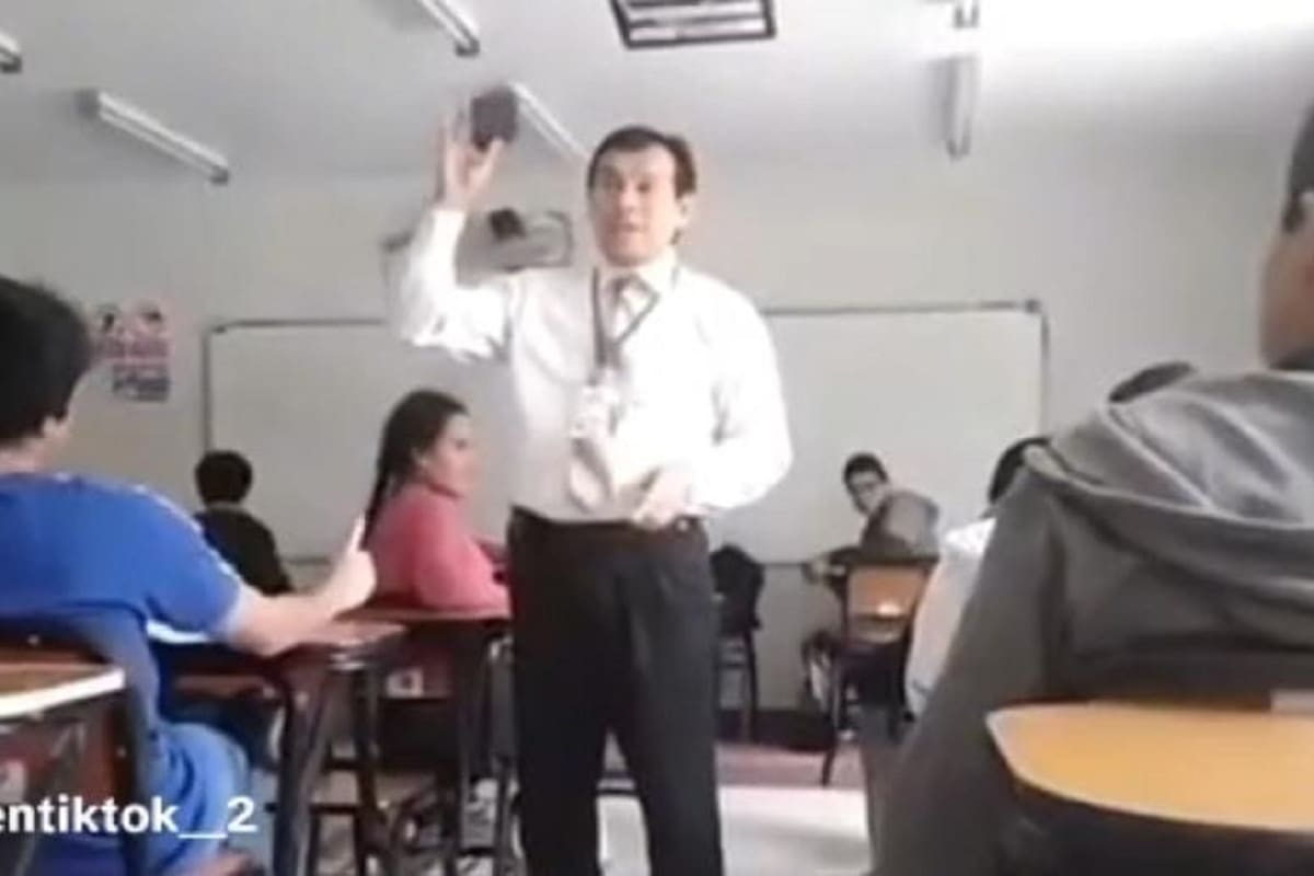 Estudiante es sorprendido por su maestro haciendo trampa antes de iniciar el examen