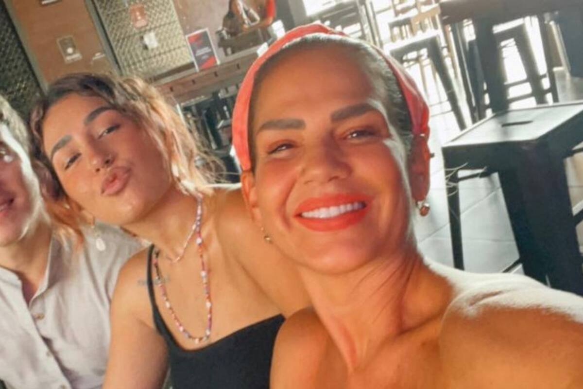 Niurka posa en traje de baño al lado de su hija Romina