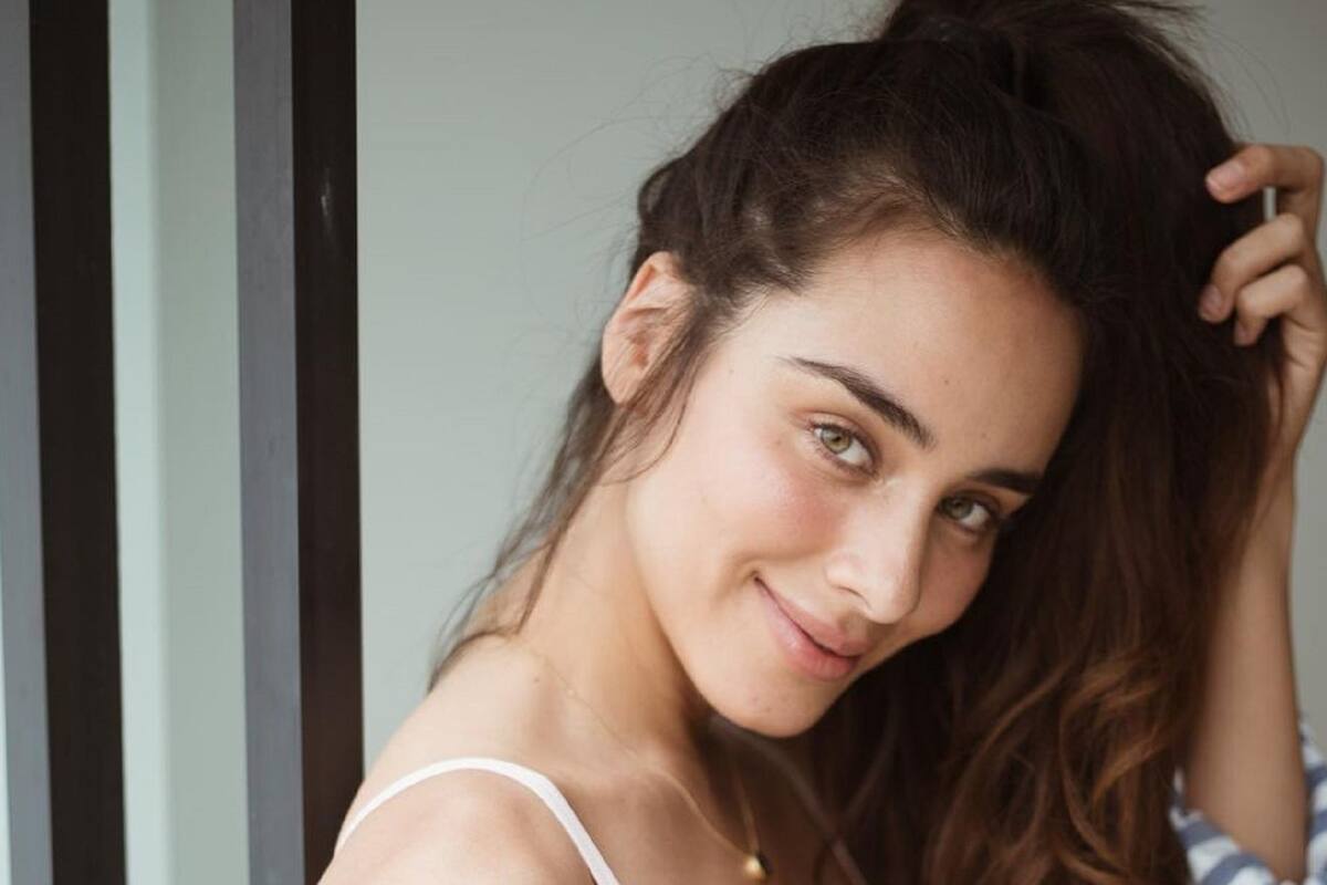 Con lencería negra, Esmeralda Pimentel presume las estrías de sus glúteos