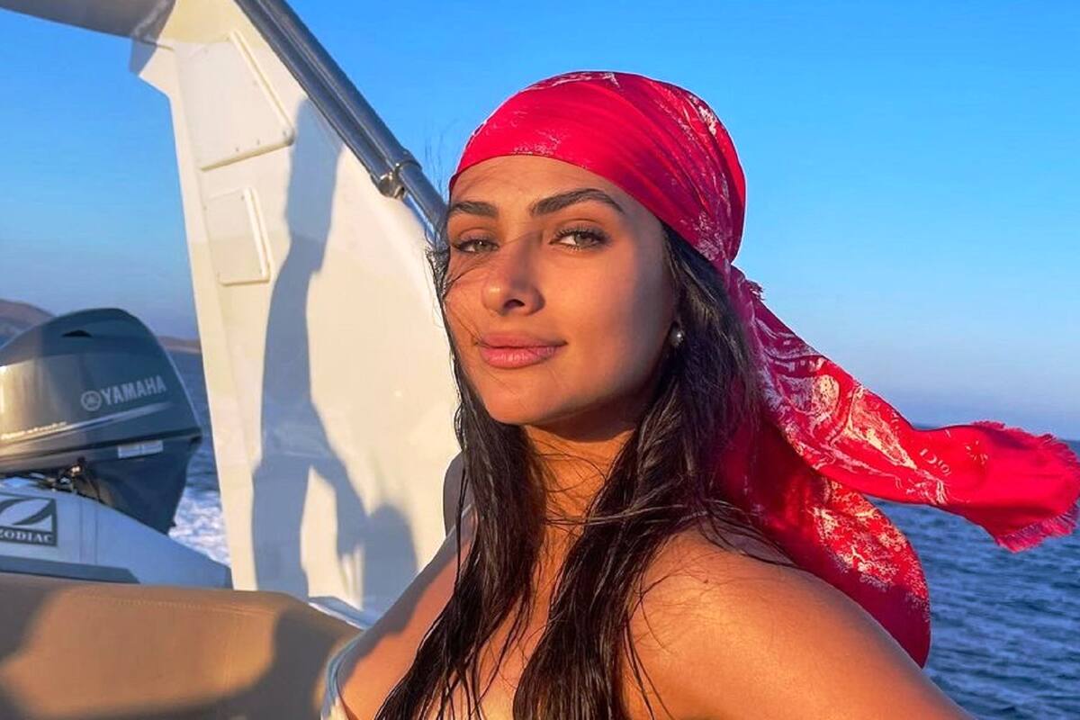Renata Notni derrocha pasión sentada en las escaleras