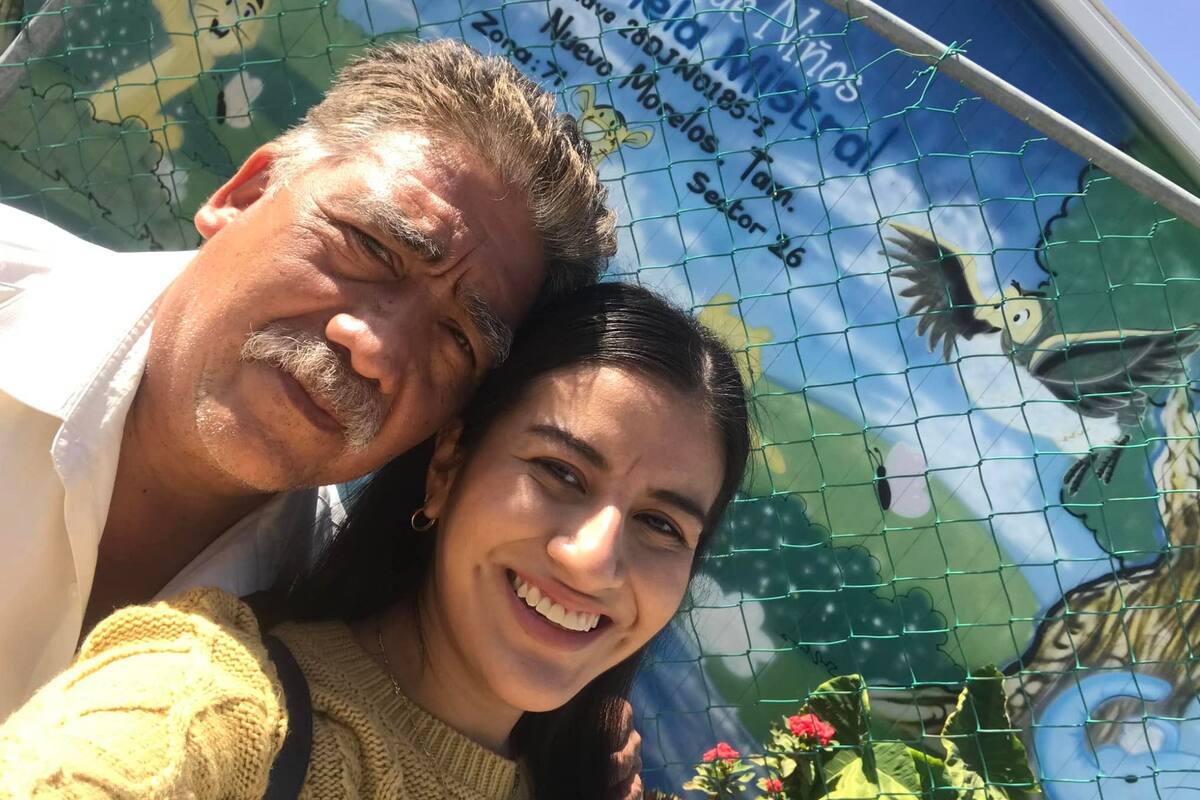 Papá lleva a su hija a su primer día de clases, pero ahora como maestra