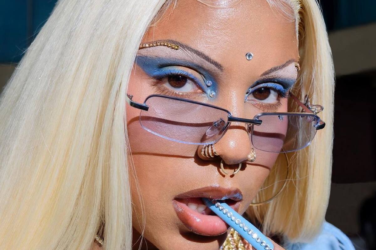 VIDEO: Tokischa se quita la tanga en pleno concierto y se la regala a admiradora