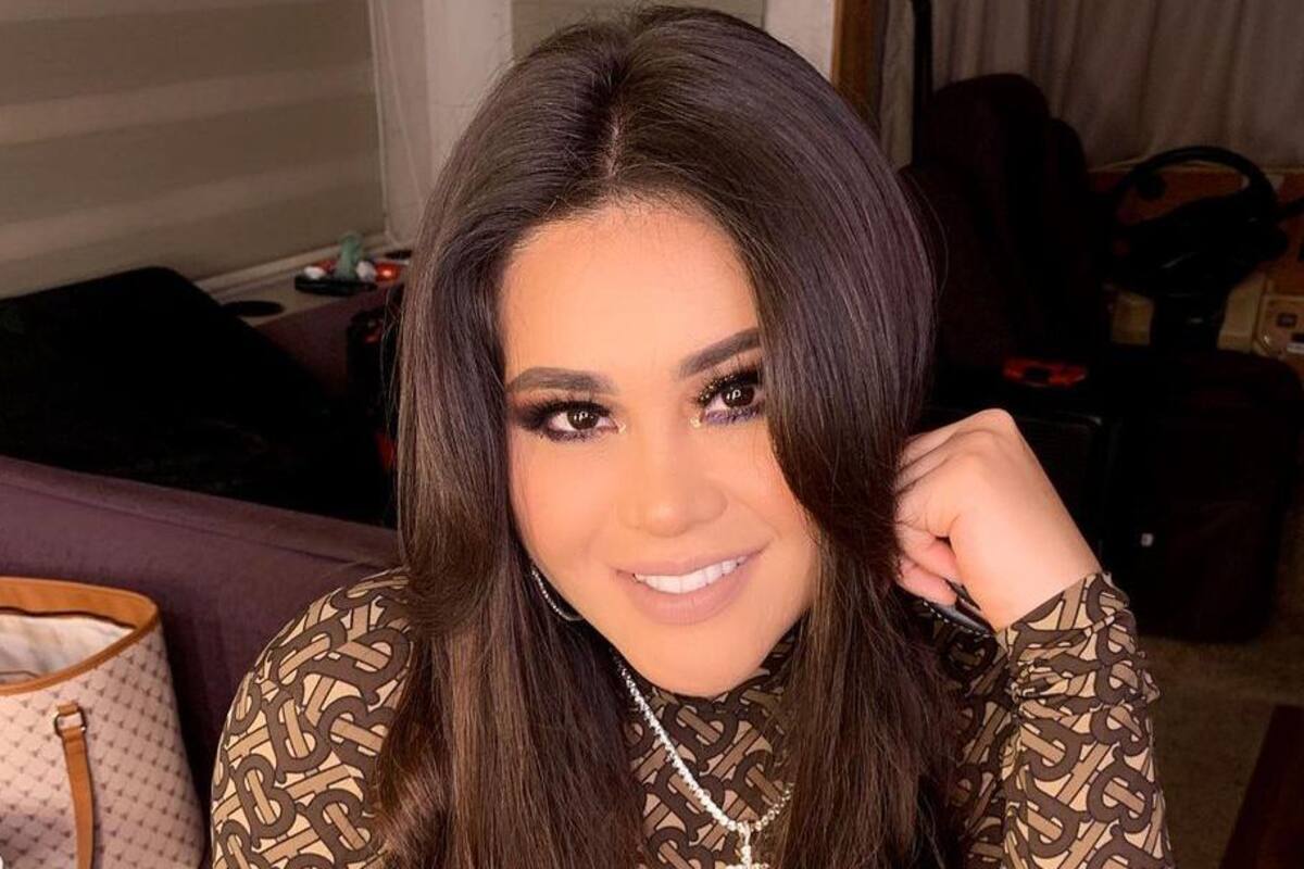 Gomita presume sus piernas en diminuto vestido