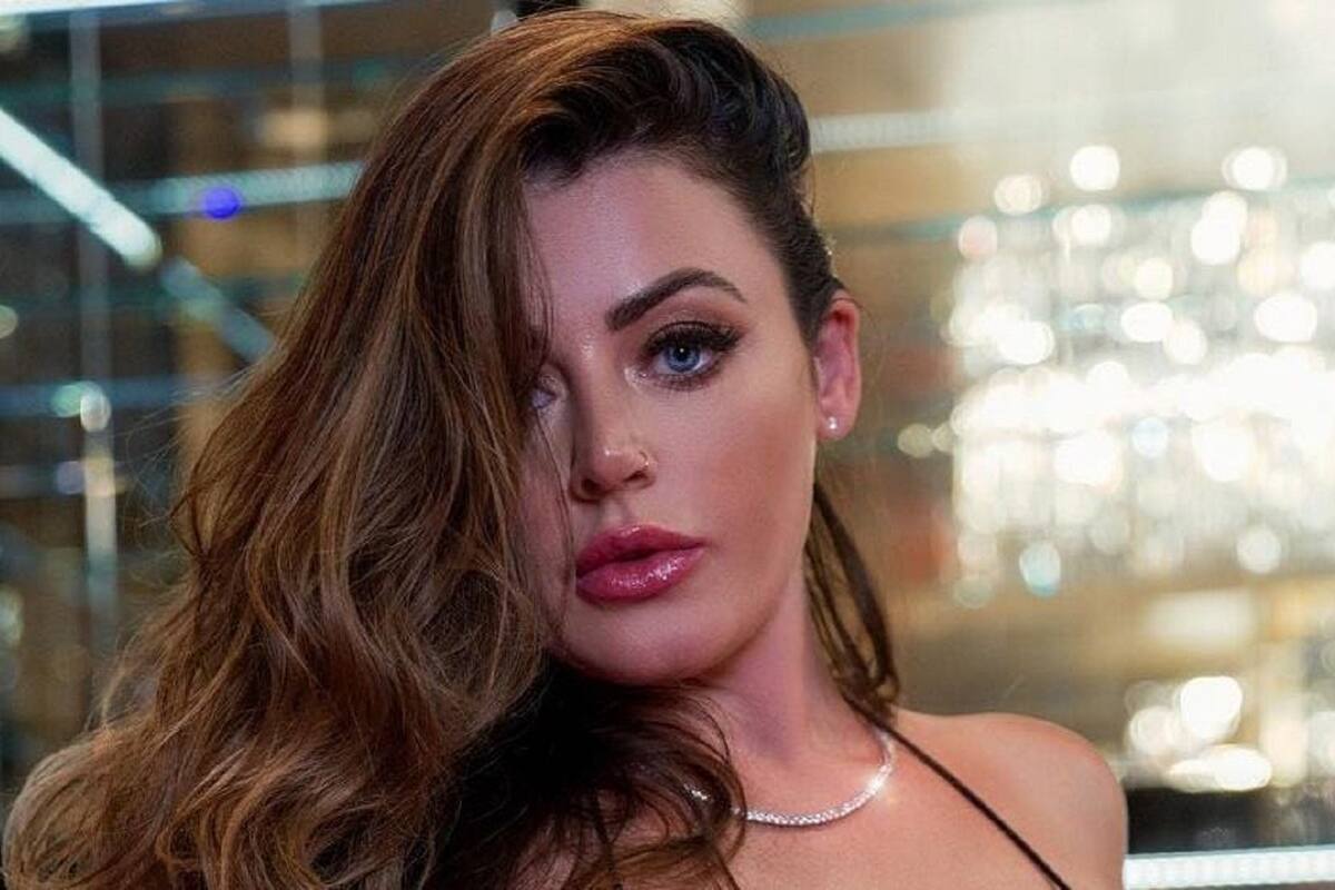 Sophie Dee muestra su escultural figura vestida como Cleopatra