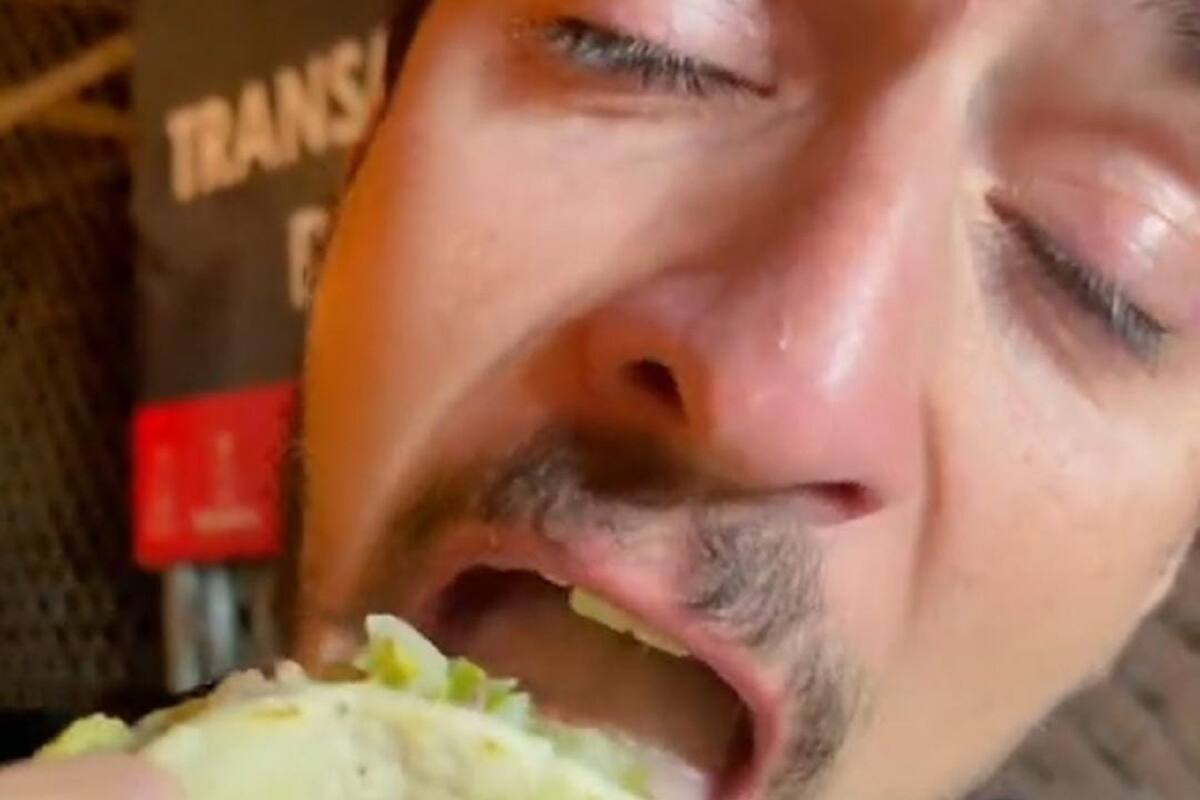 Extranjero llora de felicidad al comer tacos por primera vez en su vida