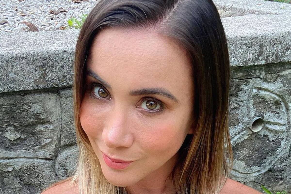 Dentro del agua, Mariazel luce su cinturita en bikini