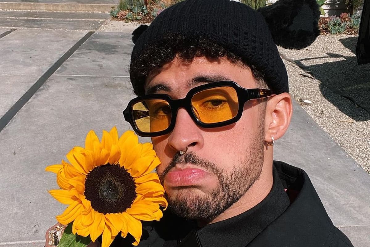 Frente al espejo, Bad Bunny enciende las redes al posar como Dios lo trajo al mundo