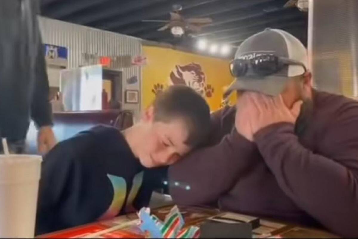 Hombre rompe en llanto luego de que el hijo de su prometida le pidiera que lo adoptara