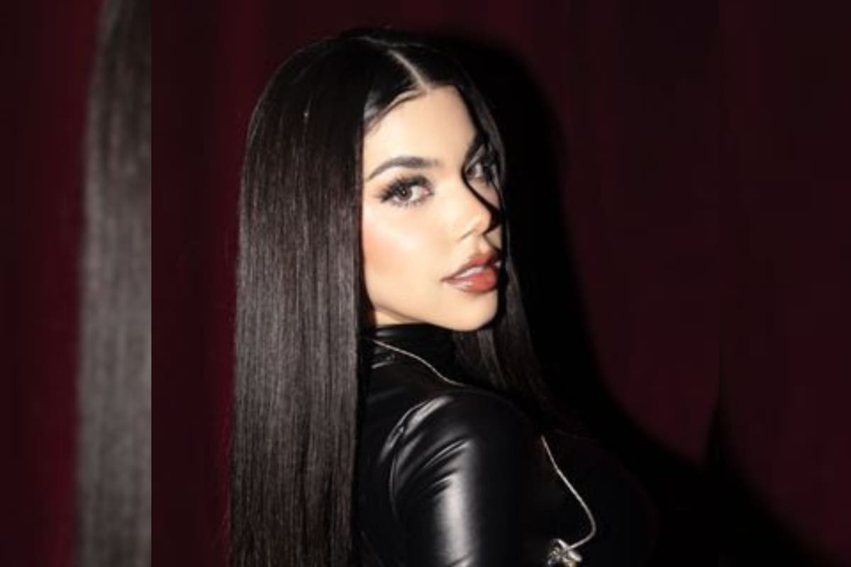 Kenia Os luce el conjunto amarillo con el que destaca sus curvas