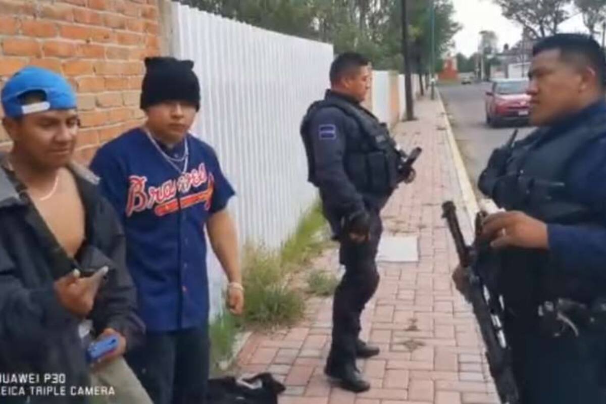 VIDEO VIRAL: Jóvenes de Tlaxcala le rapean a la policía para evitar ser arrestados