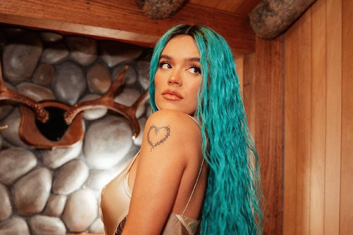 Karol G roba suspiros al levantarse la blusa y mostrar sus encantos