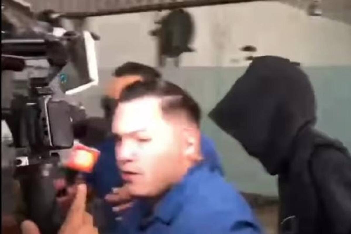 Peso Pluma llega al aeropuerto de la Ciudad de México acompañado por Dania Méndez e ignora a la prensa