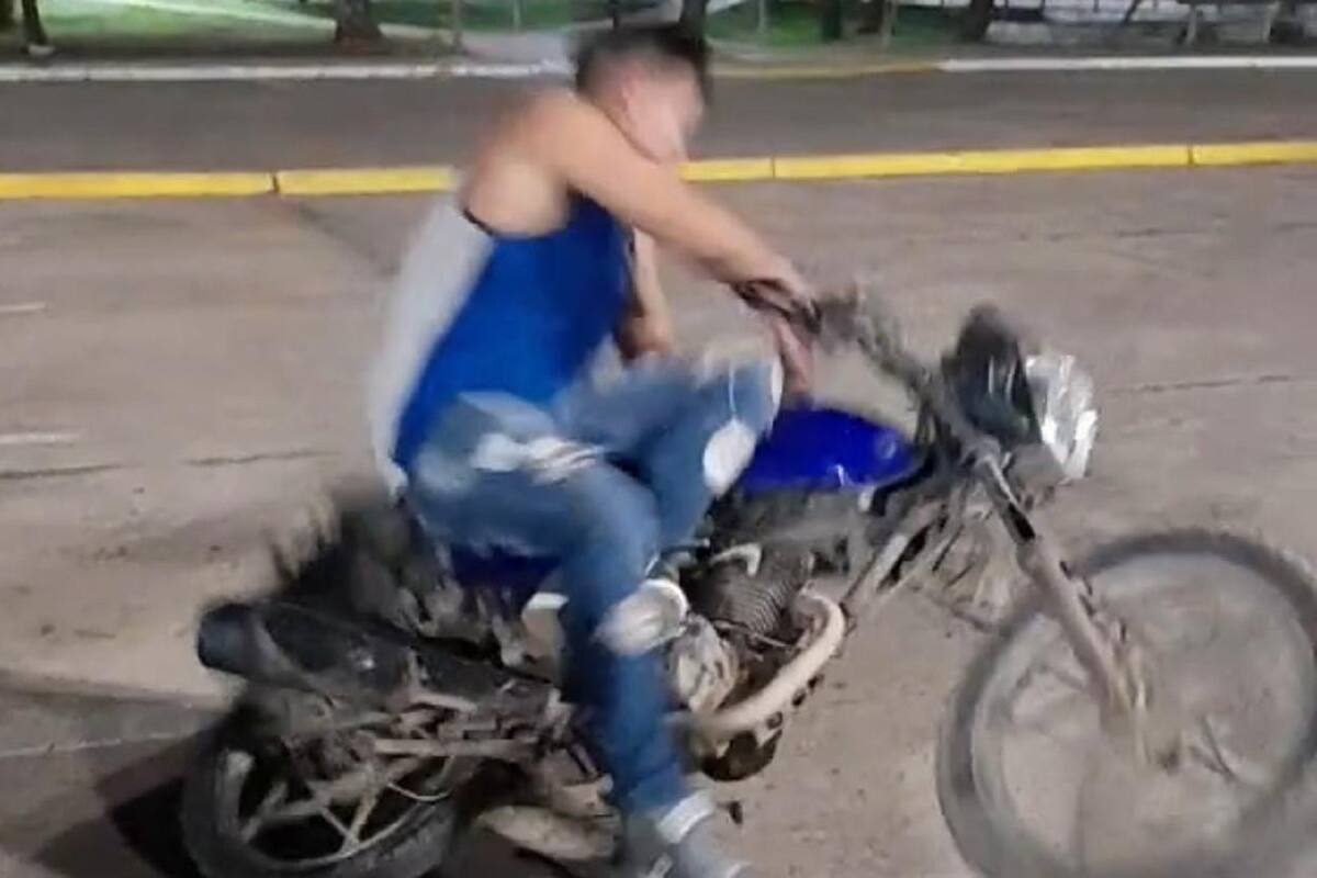 TikTok: Sujeto se cae de una moto por estar modelando