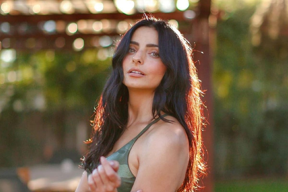 Aislinn Derbez presume sus encantos con bikini tejido