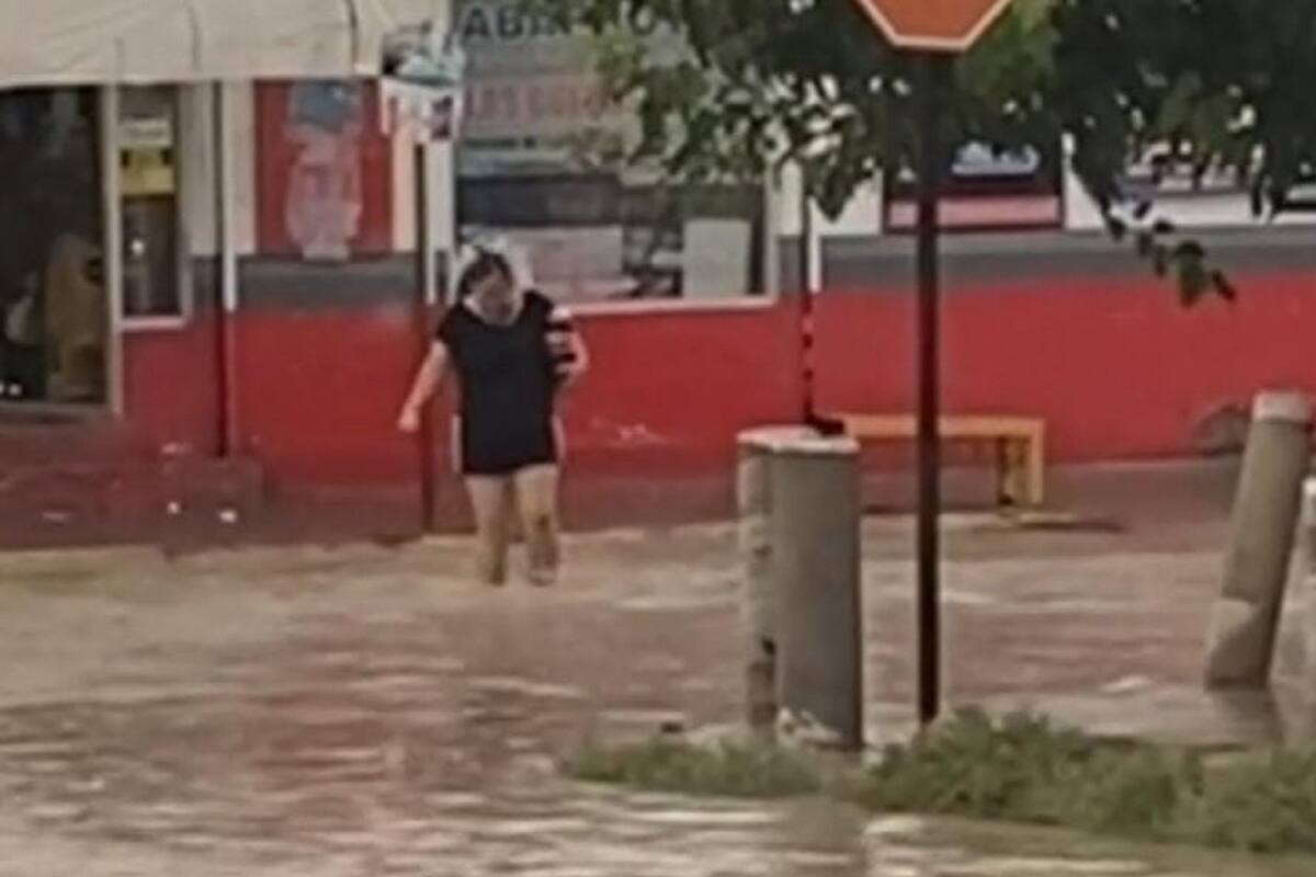 Graban a mujer cruzando las calles inundadas de Ciudad Juárez para ir a comprar una Coca-Cola