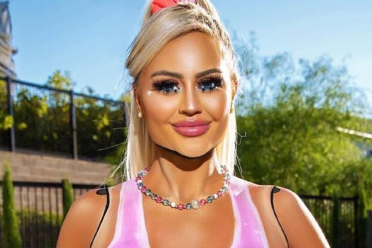 Danii Banks modela su traje de baño de Barbie y capta las miradas de sus fans