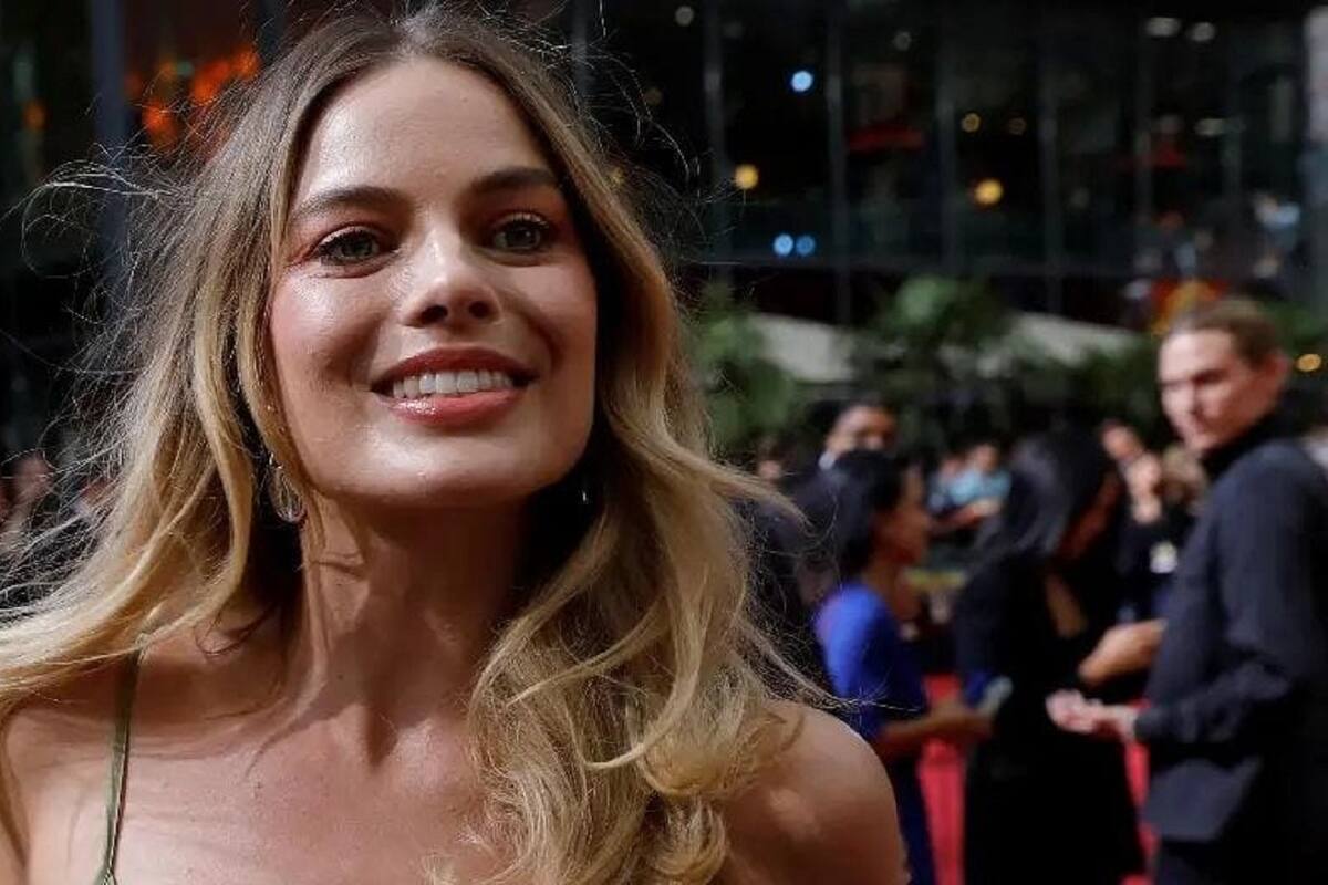 Así luce Margot Robbie caracterizada como Barbie para su próxima película