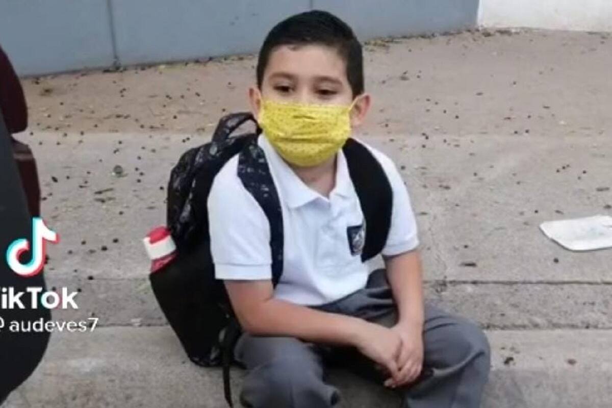 Joven lleva su sobrino a la escuela en sábado por error y se vuelve viral