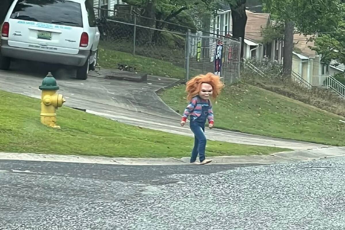 Niño disfrazado de "Chucky" causa terror al caminar por las calles de Alabama
