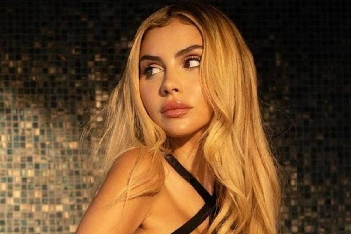 Alexa Dellanos modela de rodillas su sensacional ropa interior de encaje