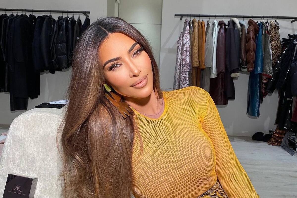 ¡Da un taco de ojo! Kim Kardashian asolea su curvas con diminuto bikini