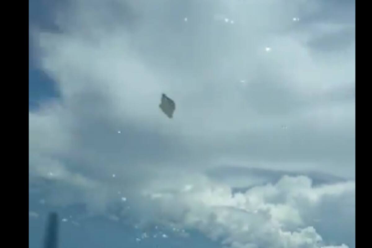 Viral: Hombre graba ovni durante un vuelo comercial