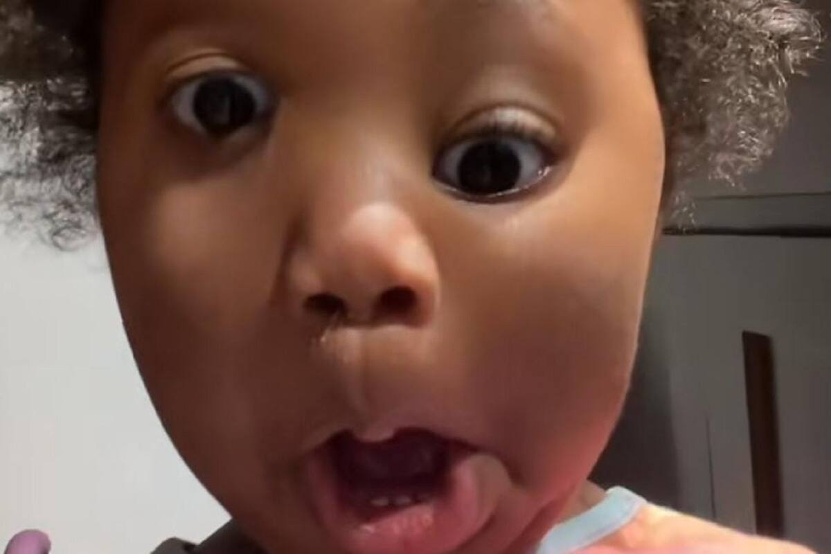 Niña reacciona de forma divertida al ver su cara transformada por un filtro