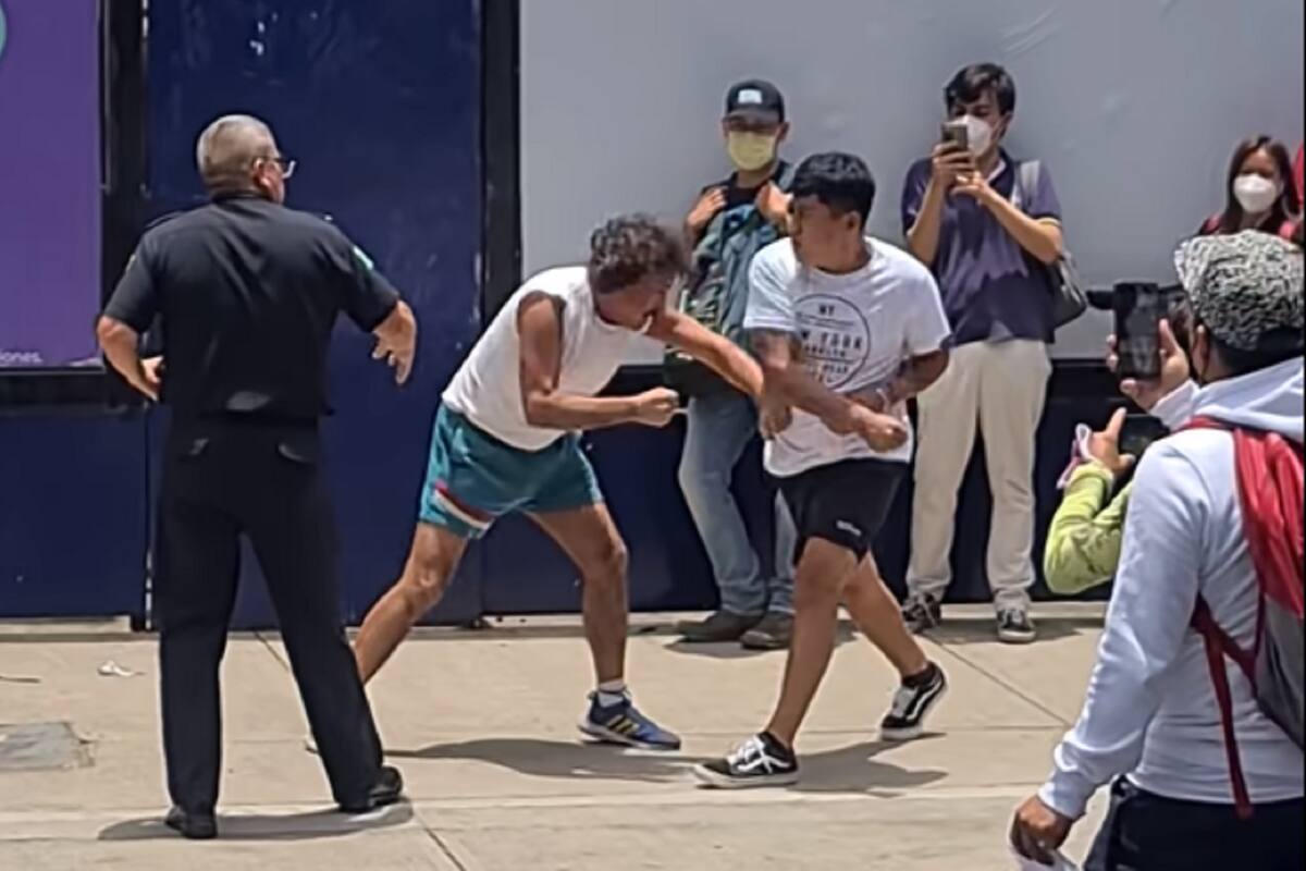 VIDEO VIRAL: Alumno se pelea con su maestro por no saber dar clases y cobrar los puntos extras
