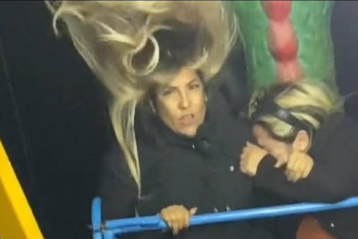 VIDEO VIRAL: Mujer se queda sin su peluca en un juego mecánico
