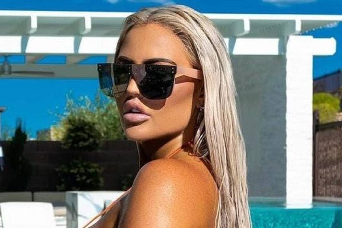 Danii Banks luce su impresionante figura en traje de baño desde la piscina