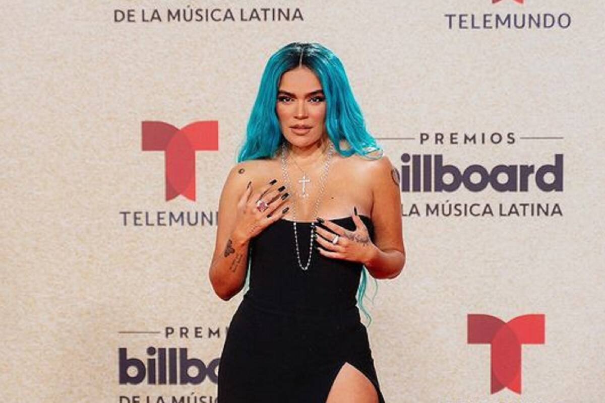 Karol G presume sus figura con su nueva playera de "Se jodió to"