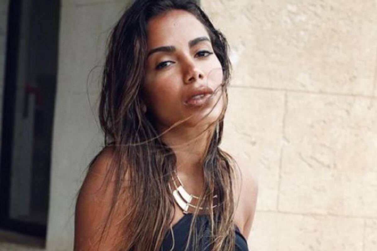 Anitta se jala el bikini y posa en topless para sus fans