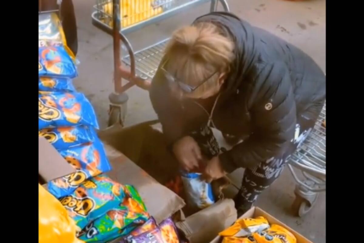 VIRAL: Exponen a mujer vendiendo imitación de Cheetos en empaque original y sin medidas de higiene