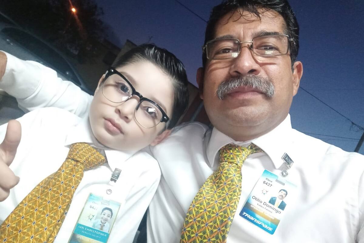 Niño festeja su cumpleaños disfrazado de chofer de autobús en honor a su abuelito