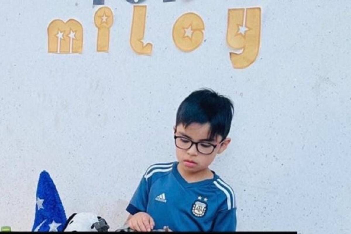 Miley Cyrus invita a su concierto a niño que vendió sus juguetes para que su tío pudiera ir a verla