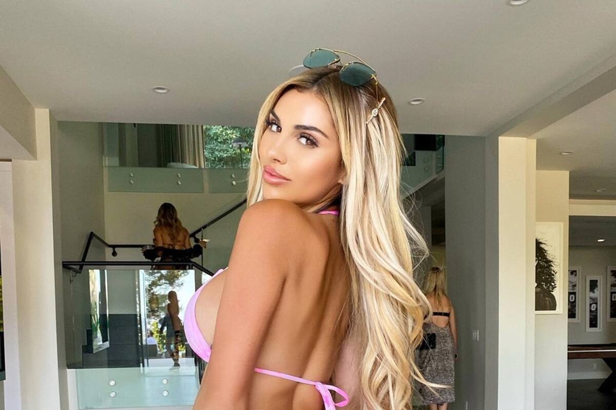 Alexa Dellanos posa con diminuto short y enseña sus pompas