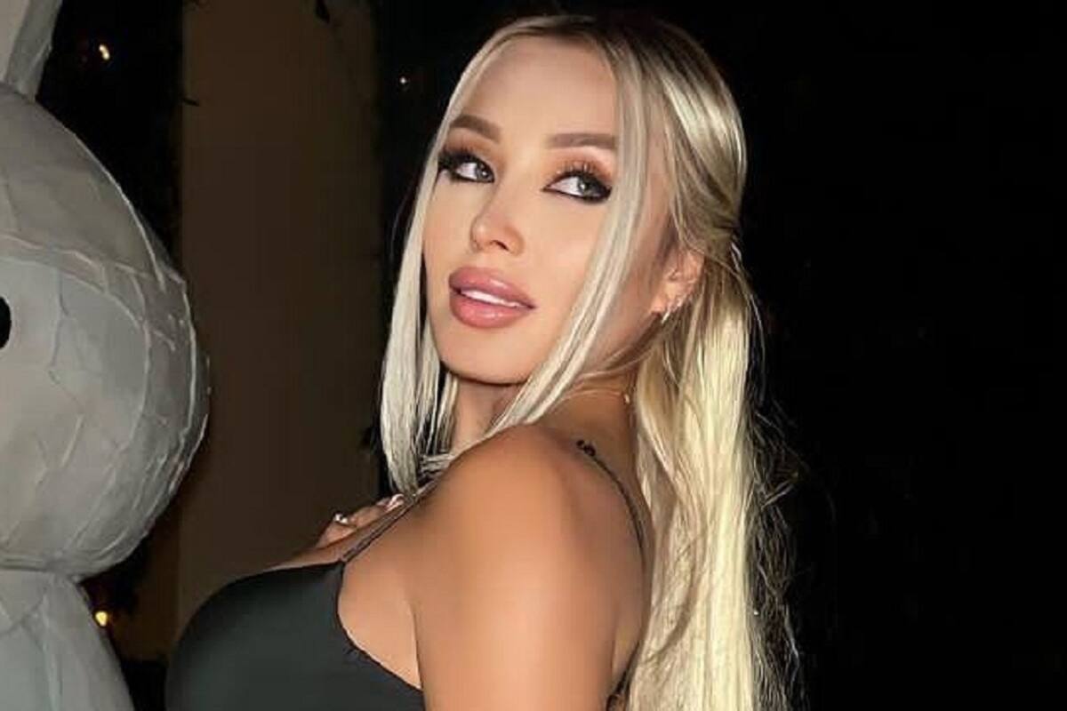Daniela Chávez modela su bikini desde una palmera en el mar