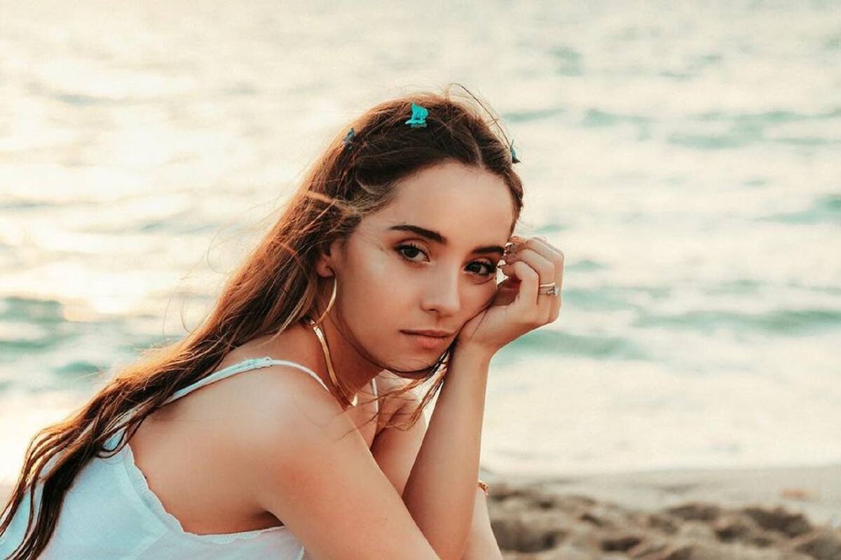 Completamente mojada, Eva Luna Montaner enseña su cinturita con bañador rojo