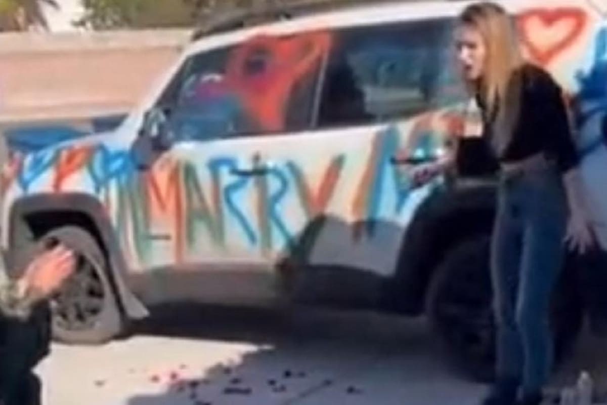 Soldado le pide matrimonio a su novia y ella lo rechaza por haber rayado su carro