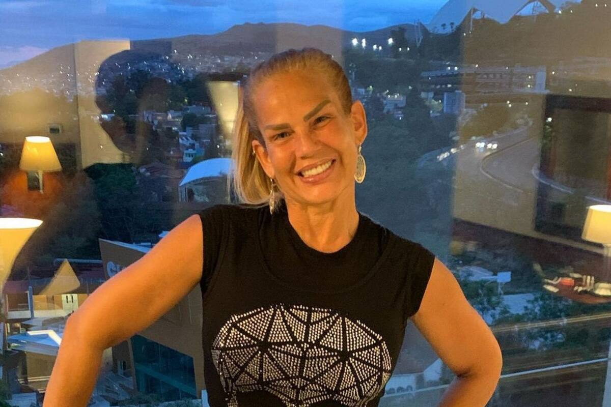 Niurka Marcos posa como quinceañera, tapándose con dos estrellitas