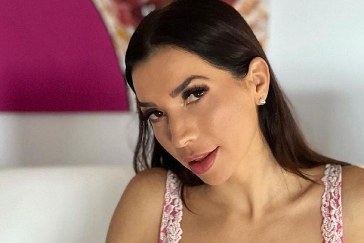 Neiva Mara modela en llamativas posiciones su ropa interior de encaje