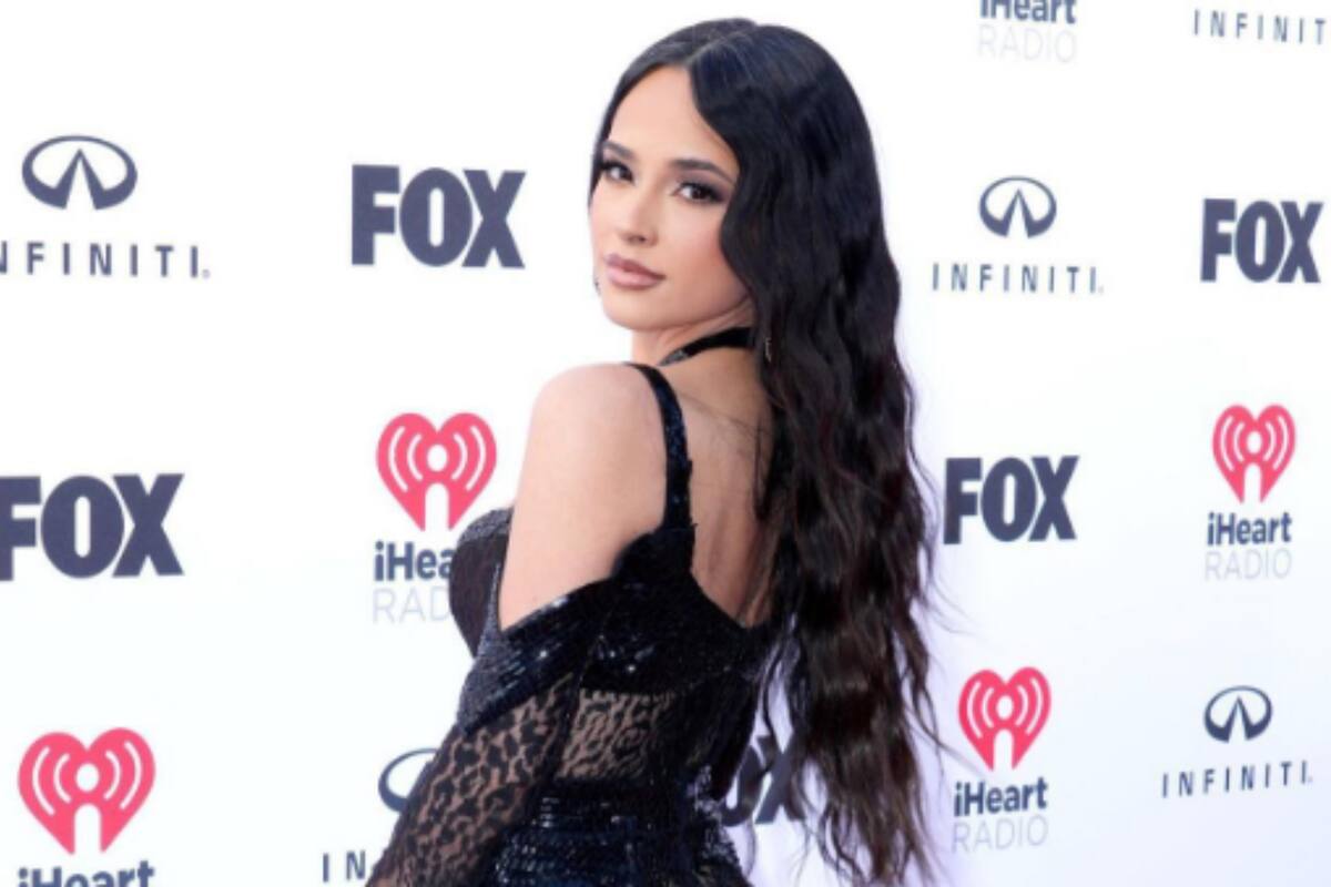 Becky G aparece en público sin su anillo de compromiso y levanta sospechas de que terminó su relación