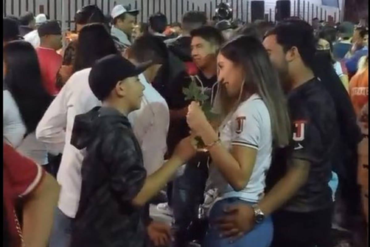 VIDEO: Niño le obsequia una rosa a chica con novio en celebración de Toros de Tijuana; terminan bailando
