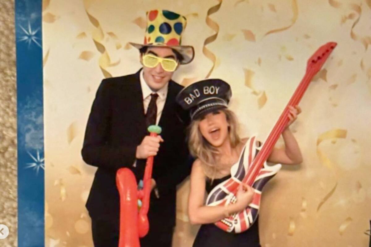 Hijo de Alfonso Cuarón asiste a su fiesta de graduación acompañado de la hija de Salma Hayek