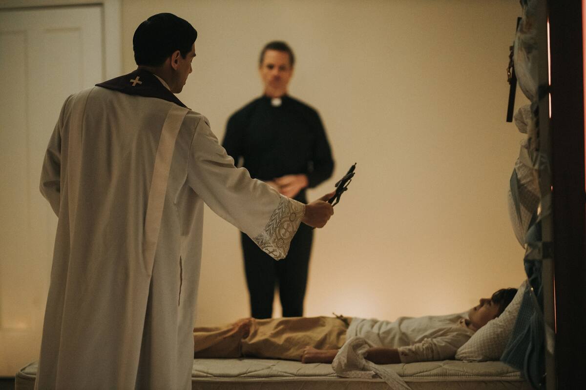 Fotograma cedido este miércoles por Brigade Publicity donde aparece Vadhir Derbez (i) como el padre Daniel y Guy Pearce (c) como el padre Peter, durante una escena de la película de terror "The Seventh Day" que se acaba de estrenar por "Streaming en Estados Unidos y llegará a México en los próximos meses. EFE/ Brigade Publicity