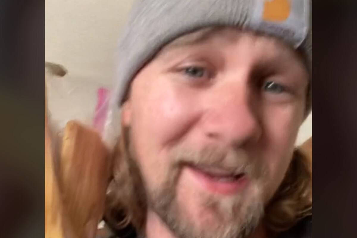 TikTok: Extranjero se hace viral por comerse un tamal con todo y hoja