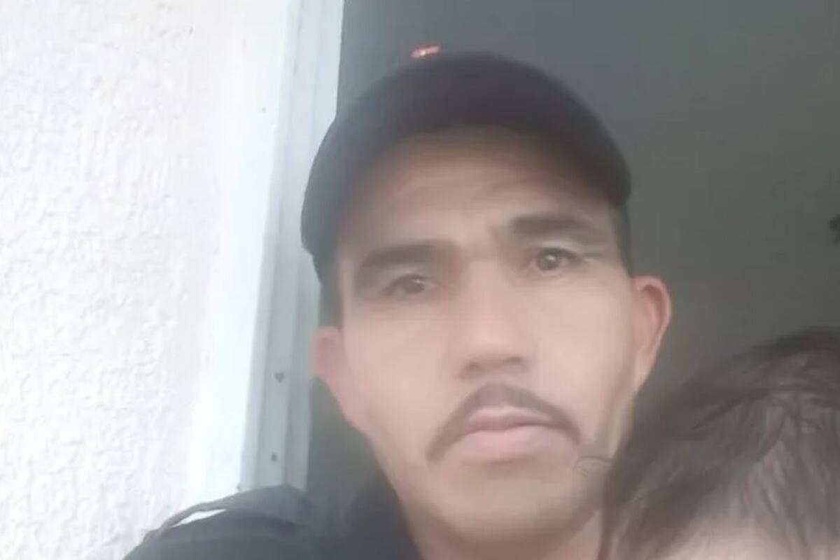 Hombre hace su curriculum a mano y lo pega en postes de Hermosillo; recibe más de 30 ofertas