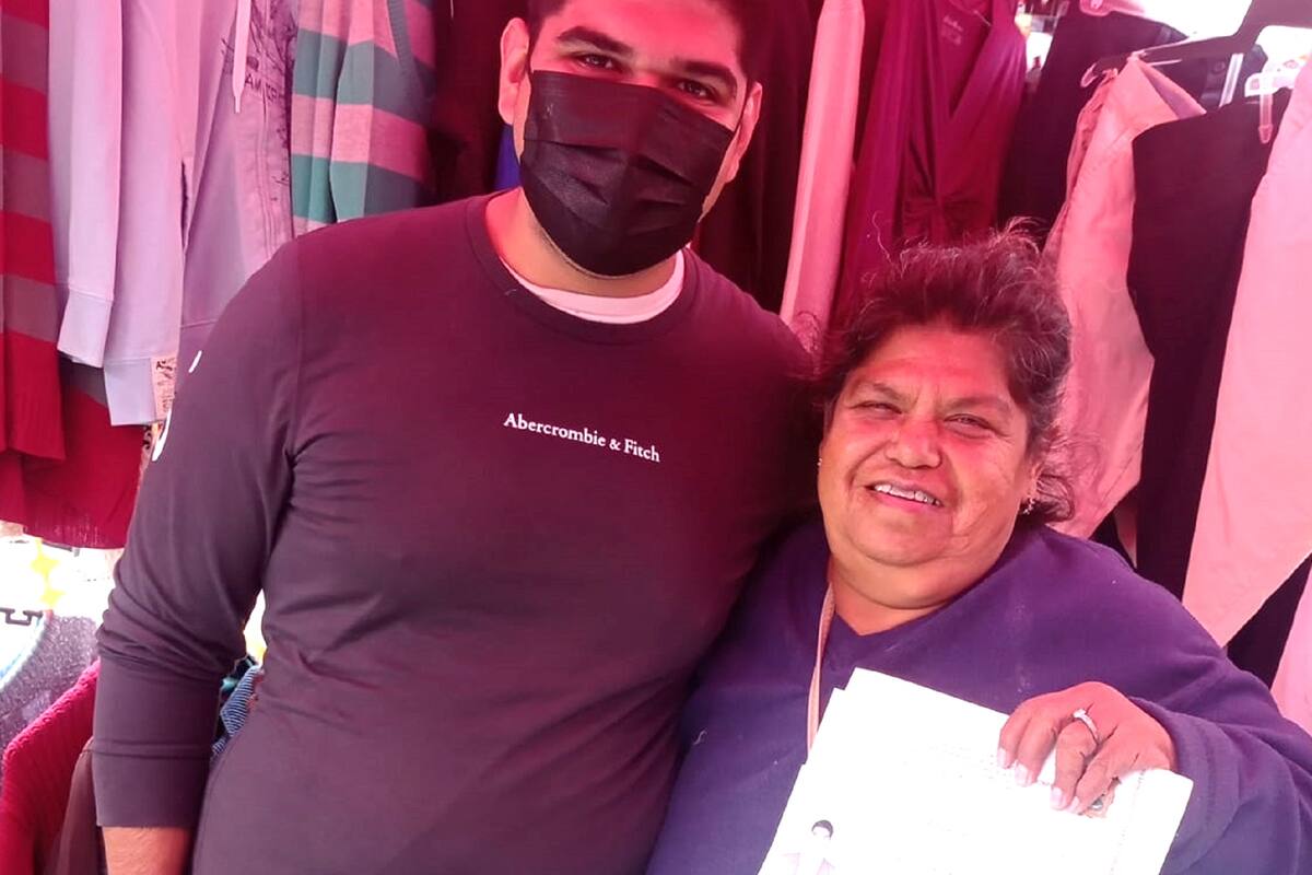 Madre recibe título de su hijo, le pagó la carrera gracias a su puesto en el tianguis
